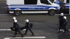 Германияда намойишда иштирок этган 500 киши ҳибс қилинди фото