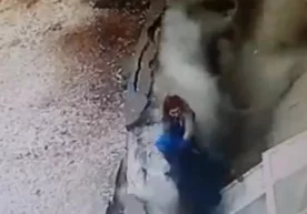 Туркияда икки аёлнинг оёғи остидаги асфальт ўпирилиб тушди (видео) фото