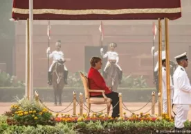 Angela Merkel Hindistondagi tantanali tadbirda ikki davlat madhiyalarini o‘tirgan holda tingladi (video) фото