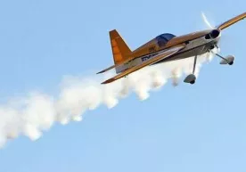 Москва области осмонида учувчилар уйда қолишга чорловчи ёзувлар ҳосил қилишди (видео) фото