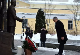 Москвада Ислом Каримовнинг ҳайкали пойига гулчамбар қўйилди фото