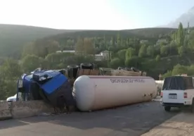 Қамчиқ довонида суюлтирилган газ ортилган юк машинаси бетон тўсиққа урилиб, ағдарилди фото