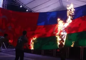 Арманистонда Озарбайжон ва Туркия байроқлари ёқиб юборилди (видео) фото