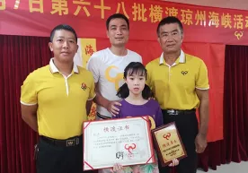 9 yoshli xitoylik qiz 26 kilometrlik bo‘g‘ozni suzib o‘tdi фото