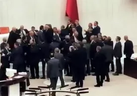 Туркияда депутатлар давлат бюджети муҳокамасида муштлашди (фото) фото