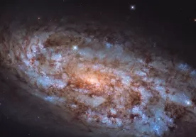 Hubble teleskopi noyob galaktikani suratga olishga muvaffaq bo‘ldi фото