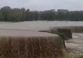 Kuchli sel maktab o‘quvchilari qatnaydigan yo‘lda katta jarlik paydo qildi (video) фото