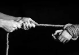 Украиналик аёл катта пулга эга чиқиш ниятида 17 ёшли қизини Польшадаги қўшмачиларга сотди фото