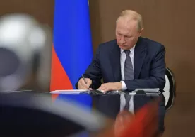 Путин Россиянинг КХШТдаги вакилини лавозимидан четлатди фото