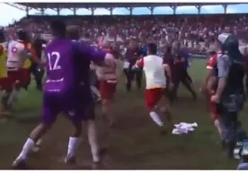 Futbol uchrashuvi klublar o‘rtasidagi ommaviy mushtlashuv bilan tugadi (video) фото