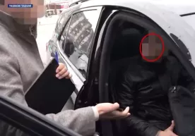 Архитектор ва унинг мансабдор отаси 20 минг АҚШ доллари олаётганда қўлга олинди фото