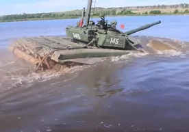 Дарёни сузиб ўтган танк журналистларни ҳайрон қолдирди (видео) фото