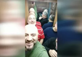 Liftda qamalib qolgan gruzinlar qo‘shiq kuylashdi (video) фото