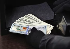 Buxoroda 11 dona plastik karta va 958 dollarni o‘g‘irlagan shaxs qo‘lga olindi фото