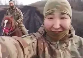 Российские солдаты едут на лошадях на поле боя (видео) фото