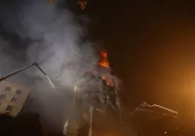 Xitoyda 26 qavatli osmono‘par bino yonib ketdi фото