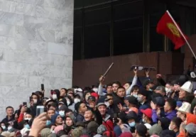 Bishkekdagi tartibsizliklar: namoyishchilar Oq uyni egalladi, saylov natijalari bekor qilindi фото