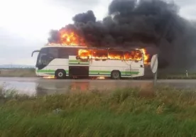 Греция шимолида йўловчи автобусни чақмоқ урди (видео) фото
