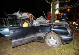 Toshkentda Mercedes daraxtga borib urildi, qurbonlar bor фото