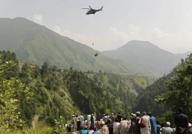 Pokistonda o‘quvchilar kanat yo‘lda qolib ketdi (video) фото