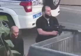 Доғистонда қуролланган шахслар синагогага ўт қўйиб, полиция ходимларига ҳужум қилди (видео) фото