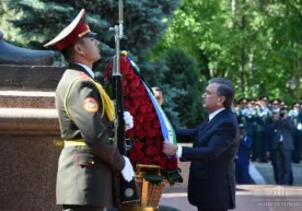 Шавкат Мирзиёев Мотамсаро она ҳайкали пойига гулчамбар қўйди фото