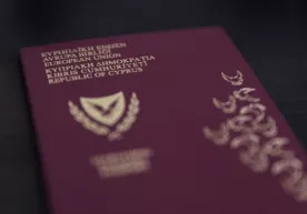 Kipr mablagʻ oʻzlashtirishda gumon qilingan shaxslarga berilgan pasportlarni qaytarib olmoqda фото