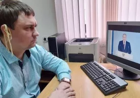 Россиялик депутат Путиннинг мурожаатини қулоғига лағмон илган ҳолда тинглади фото