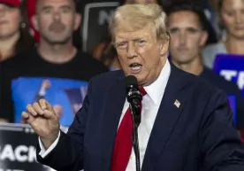 Трамп Байденнинг президентлик пойгасидан чиқишини давлат тўнтаришига ўхшатди фото