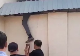 Должник по алиментам найден в стене собственного дома фото