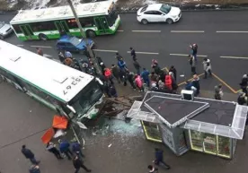Москвада автобус бекатда турган одамларни босиб кетди фото