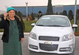Shavkat Mirziyoyev 8 mart munosabati bilan jizzaxlik fermer ayolga Nexia 3 sovg‘a qildi фото