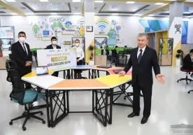 Shavkat Mirziyoyev Qarshi shahridagi IT-parkka tashrif buyurdi фото
