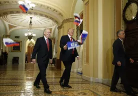 Трамп томон яна Россия байроқчалари улоқтирилди (Видео) фото