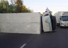 Янгийўлда шинаси ёрилиб кетган Isuzu ағдарилди. Юк машина йўловчиси касалхонага ётқизилган фото