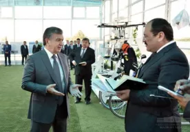 Shavkat Mirziyoyev Farg‘onada qishloq xo‘jaligi tarmoqlarini rivojlantirish loyihalari bilan tanishdi (foto) фото