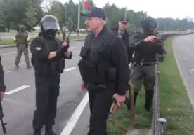 Автомат кўтарган Лукашенко ўз халқини «каламушлар» деб ҳақорат қилди (видео) фото