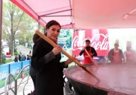 Bugun Toshkentda tayyorlangan 8 tonnalik sumalak barcha xohlovchilarga tarqatildi фото