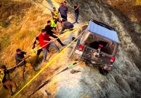 Tog‘li velotrassaga tiqilib qolgan Jeep Wrangler’ni qutqarish jarayoni (video) фото