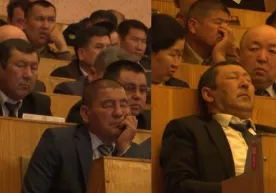 Prezident yig‘ilishida uxlab qolgan rahbarlar videoga olindi фото