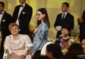 Шавкат Мирзиёев: Азиза, биз сиз билан фахрланамиз. Ўзбекистонга тез-тез келиб туринг фото
