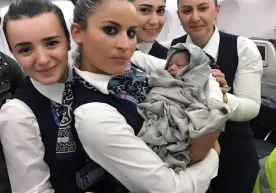 13 км баландликда Turkish Airlines бортида бола дунёга келди (фото) фото