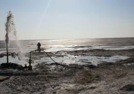Оролнинг қуриган майдонида кўл пайдо бўлди фото
