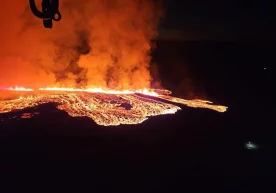 Исландияда отилган вулқон лавалари аҳоли уйларига яқинлашмоқда фото