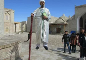 Buxoroda “muallaq turuvchi alloma” aks etgan yana ikki attraksion paydo bo‘ldi фото