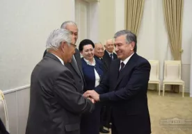 Shavkat Mirziyoyev nuroniylar bilan suhbatlashdi фото
