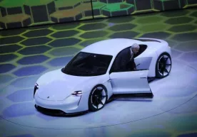 761 от кучи, қувватланишсиз 450 км: Porsche ўзининг илк электромобилини тақдим қилди фото