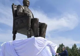 Qozog‘istonda Nursulton Nazarboyevning yana bir haykali ochildi фото