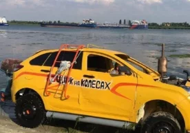 Россиялик блогерлар Lada XRay автомобилини сувда сузишга мослаштирди (видео) фото