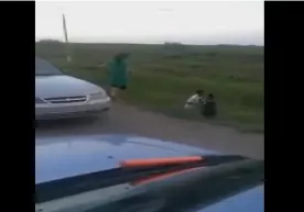 Ҳайдовчи ўз рафиқасини ҳамда ЙПХ ходимини аёвсиз калтаклади (видео) фото